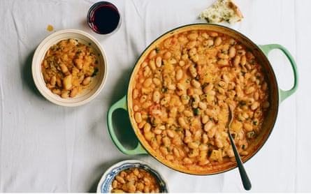 A serving bowl of borlotti beans with two small bowls of borlotti beans beside it.