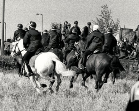 Mounted police charge picket lines at Orgreave