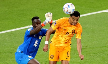 Cody Gakpo heads past Édouard Mendy to put his team in front against Senegal.