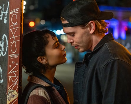 Yvonne (Zoë Kravitz) and Hank (Austin Butler) in Caught Stealing.