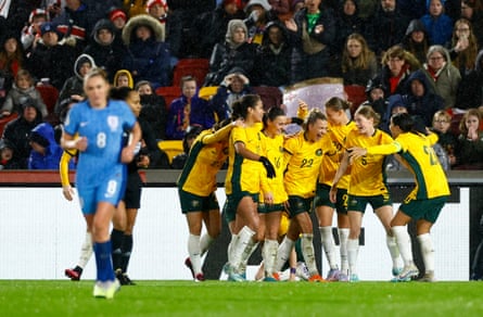 Charlotte Grant merayakan gol kedua Matildas.
