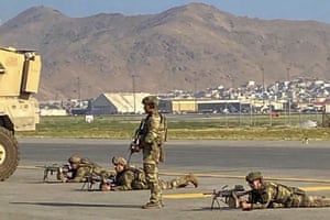 US soldiers take up positions as they secure the airport in Kabul