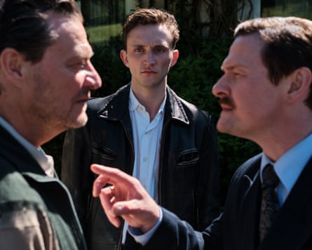 จากซ้าย: Harald Windisch, Nils Hohenhövel และ Shenja Lacher ใน The Last Settlement.