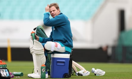 Steve Smith duduk di kotak pendingin di lapangan sambil mengenakan pembalut untuk latihan