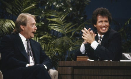 Garry Shandling during his time hosting Tonight with guest actor Martin Mull.