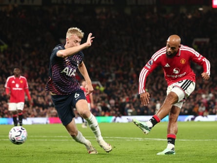 Bryan Mbeumo puts Manchester United in front