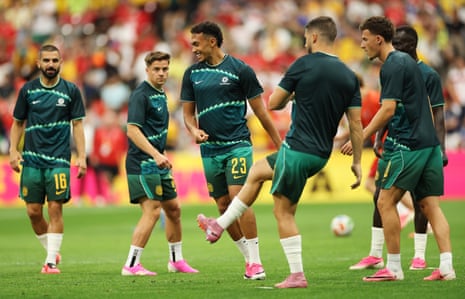 عمليات الإحماء للاعبي منتخب أستراليا