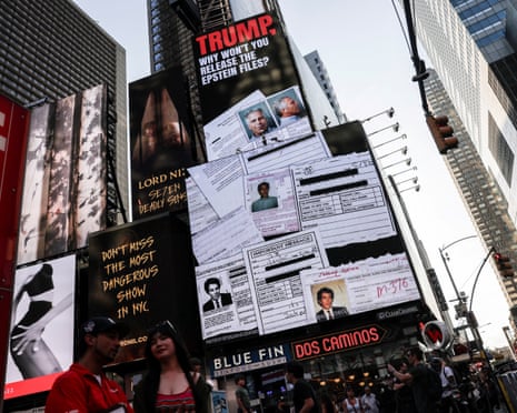 Mike Johnson sẽ "suy nghĩ rất kỹ" về việc ân xá cho Ghislaine Maxwell | Jeffrey Epstein | The Guardian