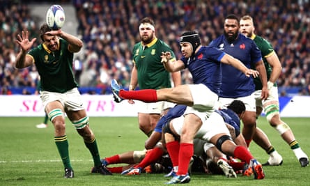 Eben Etzebeth attempts to charge down a clearance from his fellow World Rugby men’s player of the year nominee Antoine Dupont in the quarter-final