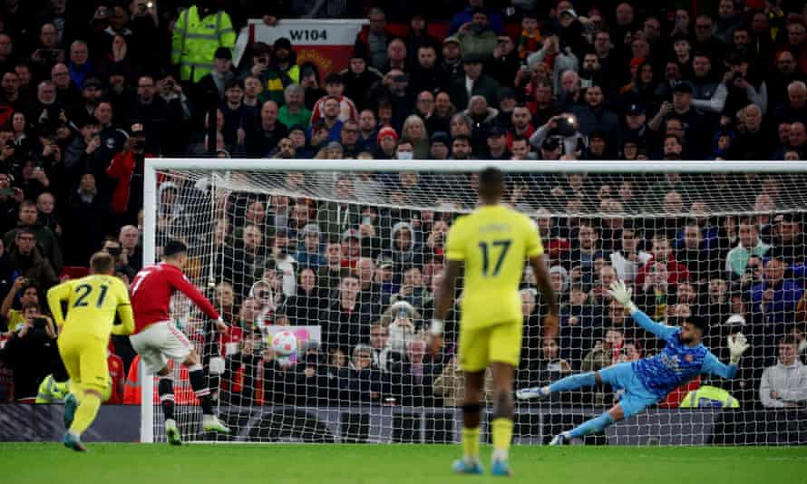 L'attaccante del Manchester United Cristiano Ronaldo segna il secondo gol dal dischetto.