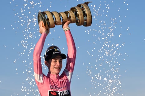 Ο Jonas Vingegaard πανηγυρίζει τη νίκη του Giro d'Italia.