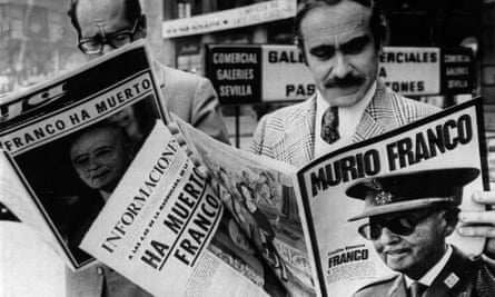 People in Madrid read newspapers headlining the death of head of state Gen Francisco Franco, 20 November 1975.