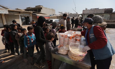 Food is distributed to earthquake survivors in Jindires