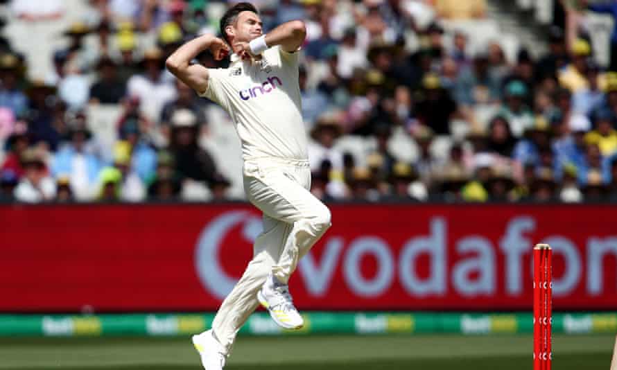 Jimmy Anderson beraksi selama audisi Ashes ketiga.