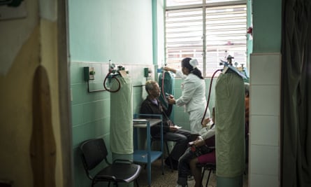 Una enfermera atiende a los pacientes en el hospital 19 de Abril, de La Habana.