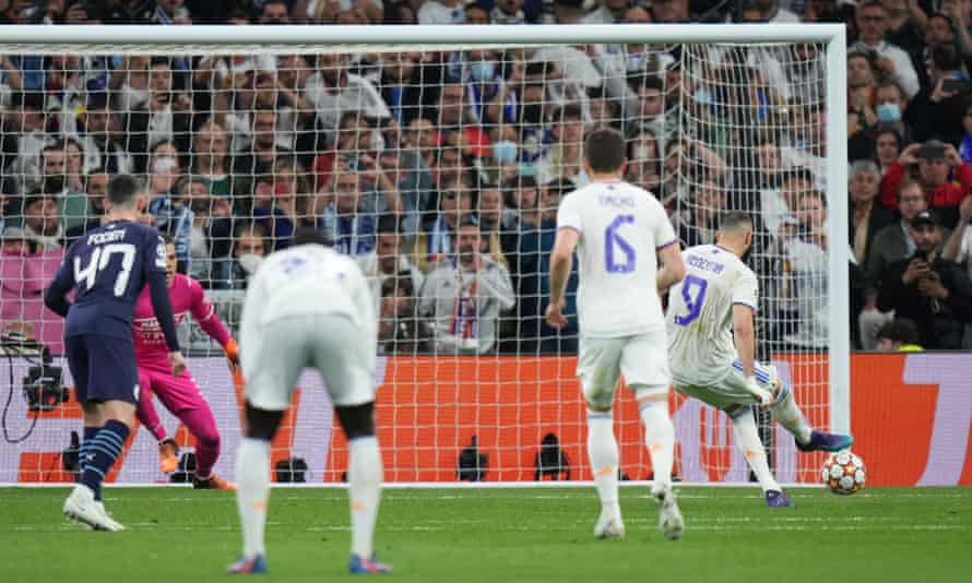 Madrido „Real“ žaidėjas Karimas Benzema skiria nuobaudą pagal vadovėlį.