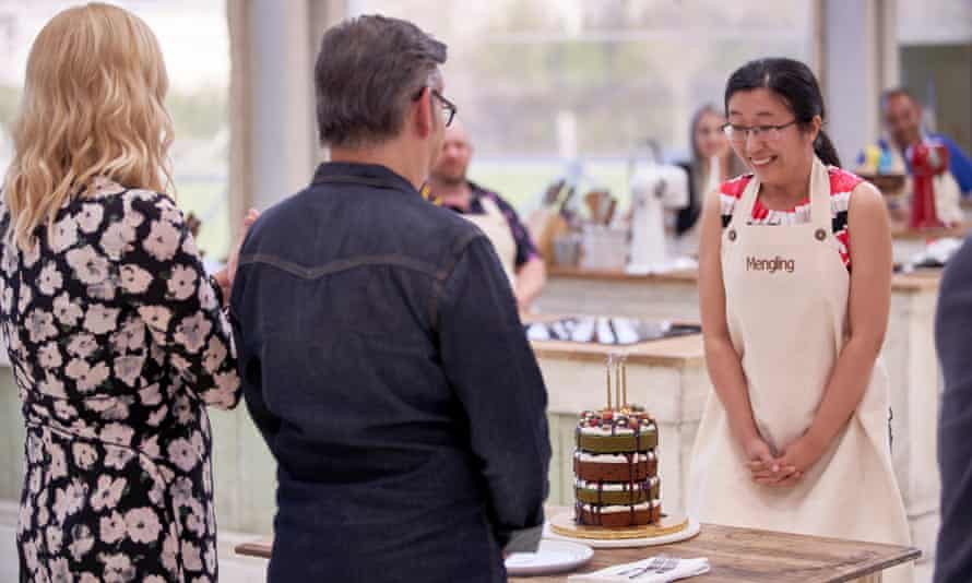 Judges Rochelle Adonis and Bruno Feldeisen look at Mengling Chen's cake.
