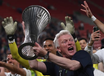 David Moyes holds the Europa Conference League trophy after West Ham’s victory against Fiorentina in 2023