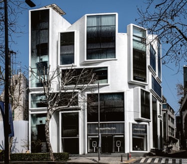 MVRDV (Remodelling). Completed 1980s/remodelled 2013The Chungha Building in Seoul underwent a radical reinvention in 2013 by MVRDV, transforming a once-dated mid-century block into a striking urban statement. Once derided as a “rotten tooth” in the Gangnam streetscape, it has been reborn as a sculptural, light-catching presence. Instead of demolishing it, MVRDV treated the existing frame as an open canvas. The team stripped away chaotic signage and wrapped the facade in curvaceous white frames, giving each level its own stage-like identity