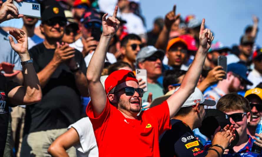Un fan de Ferrari es delecta amb l'èxit de Charles Leclerc