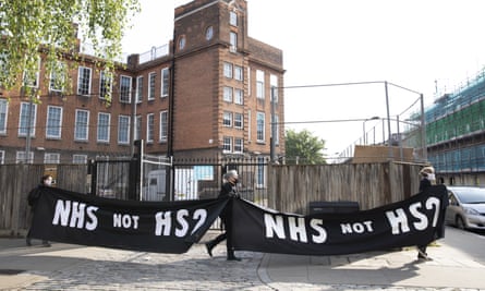 «Un football politique» … des manifestants bloquent le projet ferroviaire HS2 près de la gare d'Euston.