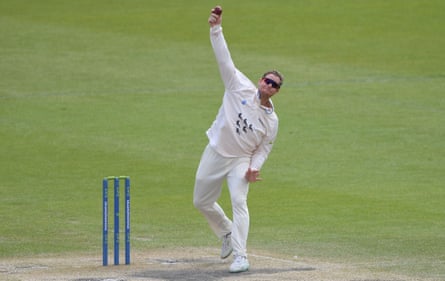 Steve Smith joue au bowling pour Sussex contre Glamorgan dans la division deux