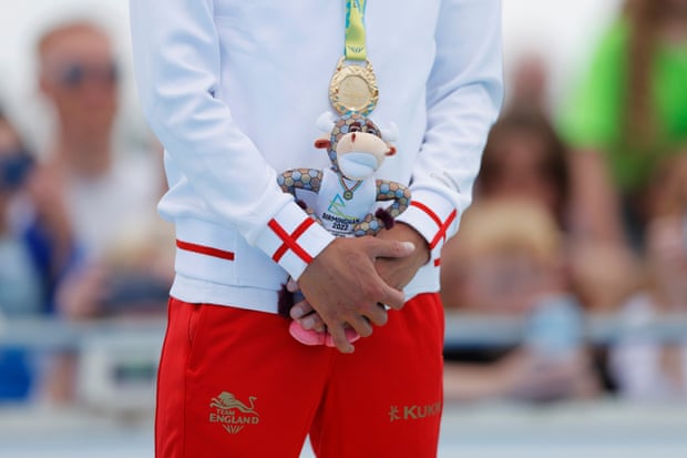 Alex Yee, del equipo de Inglaterra, sube al podio con su medalla y su mascota después de ganar el oro en la final de triatlón de velocidad individual masculina.