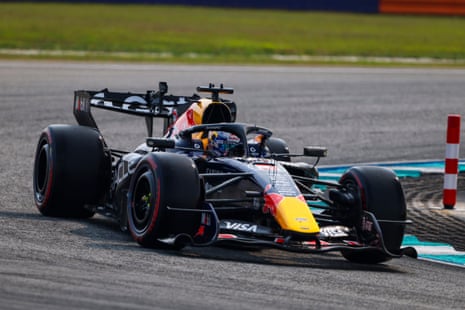 Max Verstappen dirige seu Red Bull.