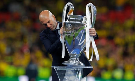 Zinedine Zidane, người đã giành cúp châu Âu với tư cách là cầu thủ và huấn luyện viên của Real Madrid, đặt chiếc cúp để trao tặng tại Wembley.