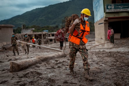 Soldiers search for bodies in Nepal