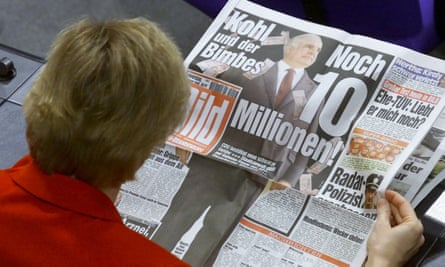 Uma mulher lê um jornal Bild