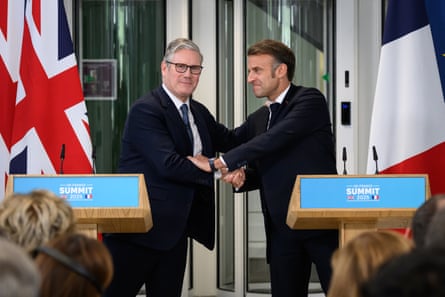 Keir Starmer and Emmanuel Macron shake hands.