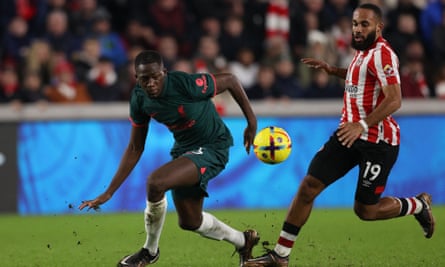 Bryan Mbeumo sees off Ibrahima Konaté before scoring Brentford’s third goal