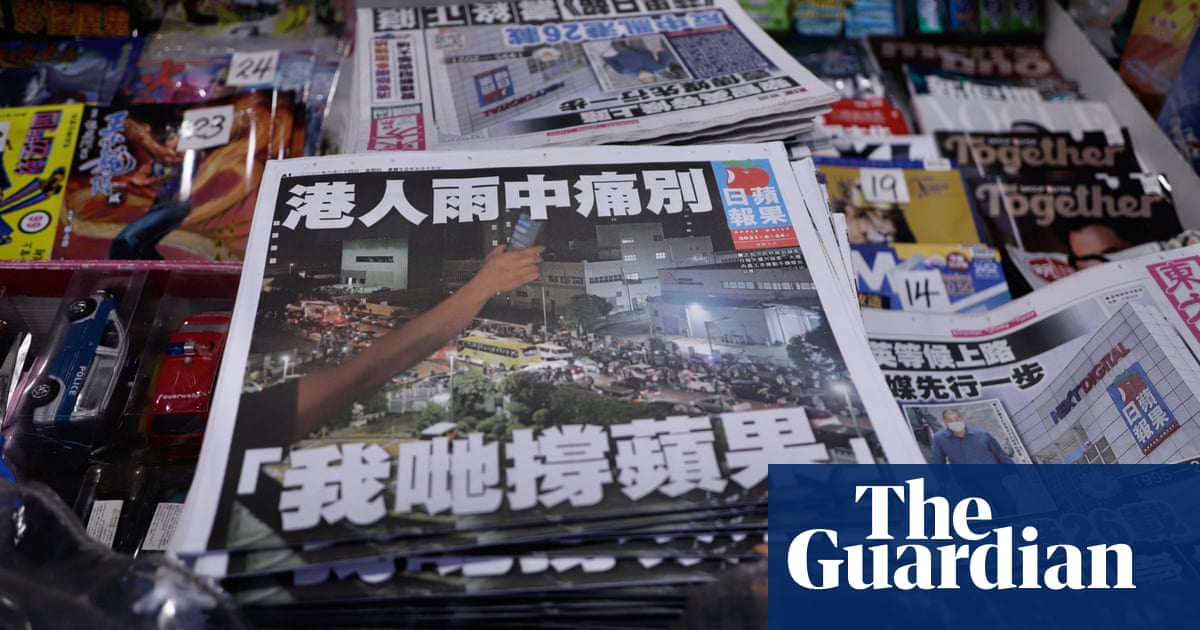 Hong Kong police arrest senior Apple Daily journalist at airport