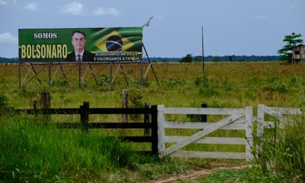 Una valla publicitaria que promociona al expresidente Jair Bolsonaro se muestra junto a la BR-319