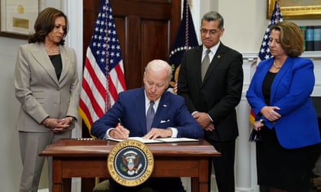 Biden speaks about protecting access to reproductive health care services at the White House in Washington<br>U.S. President Joe Biden signs an executive order to help safeguard women's access to abortion and contraception after the Supreme Court last month overturned Roe v Wade decision that legalized abortion, as Vice President Kamala Harris, Health and Human Services Secretary Xavier Becerra and Deputy Attorney General Lisa Monaco stand at his side at the White House in Washington, U.S., July 8, 2022. REUTERS/Kevin Lamarque