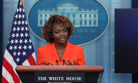 व्हाइट हाउस की प्रेस सचिव कैरिन जीन-पियरे बुधवार को व्हाइट हाउस में दैनिक प्रेस वार्ता के दौरान बोलती हैं।