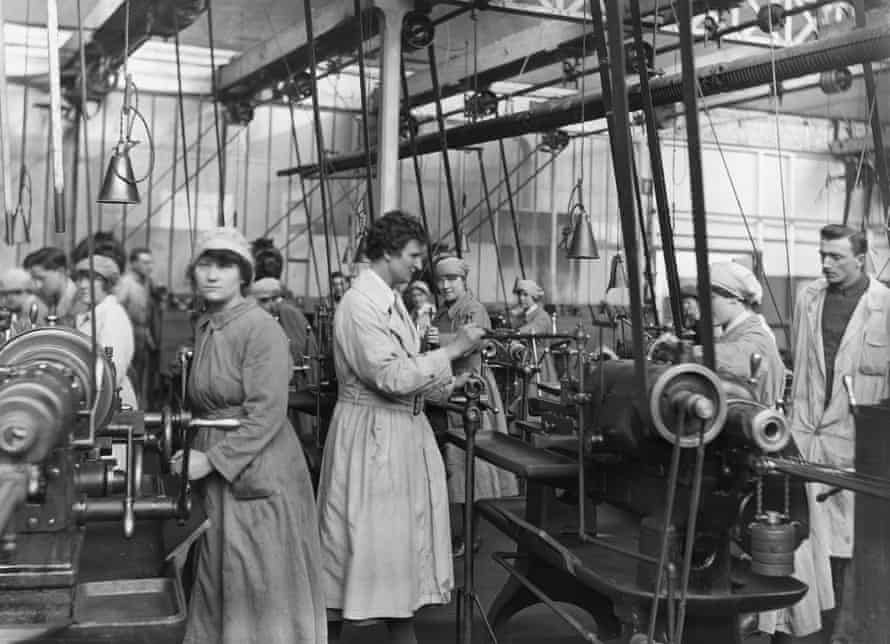 Membres de la salle des machines du Queen Mary's Army Auxiliray Corps (QMAAC) qui faisait partie des ateliers de réparation de moteurs de la RAF au Pont de l'Arche.