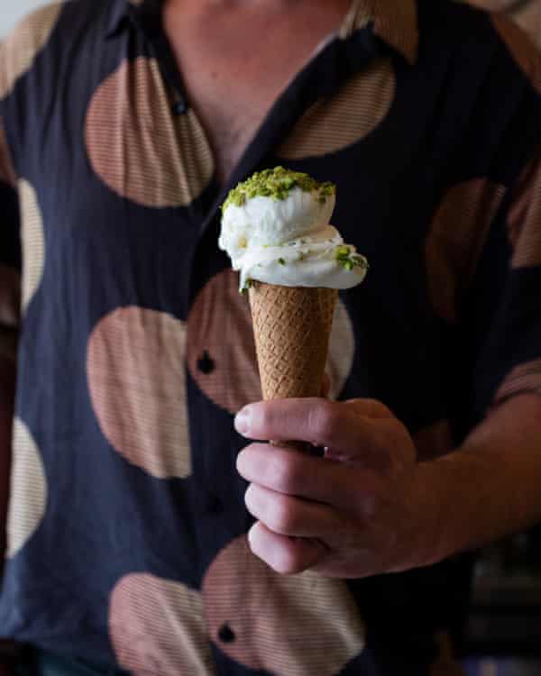 Harun Yalcin, 33 ans, sert un cône de maras dondurma, glace turque traditionnelle au lait de chèvre, à Cuppa Turca.