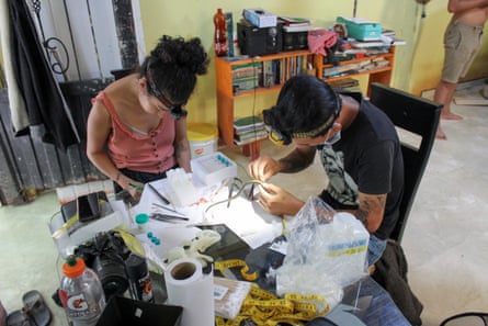 Valeria Ramírez Castañeda and her researchers studying Amazonian snakes.