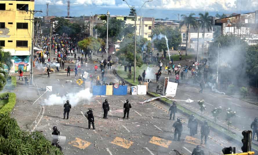 تظاهرکنندگان و پلیس ضد شورش در کالی ، کلمبیا ، در تاریخ 3 مه.