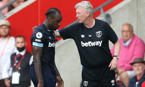 Michail Antonio is consoled by David Moyes after the forward was shown a red card for West Ham against Southampton