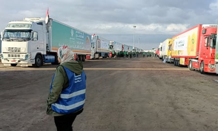 Trucks carrying humanitarian aid from Egyptian NGOs for Palestinians wait for the reopening of the Rafah crossing