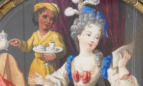 La tapa interior de una tabaquera rococó de carey (1730-1760) en la exposición Black Atlantic muestra a un sirviente negro sirviendo a una amante blanca.