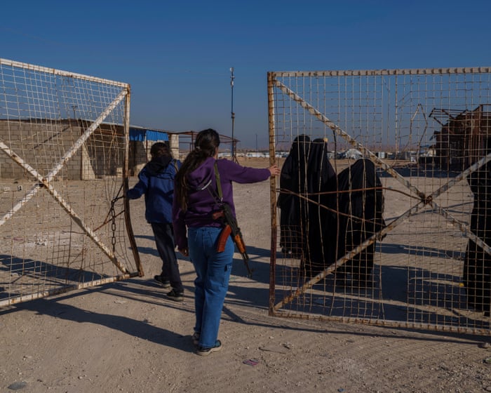 Two Australian women and four children escape Syrian detention camp and flee to Victoria