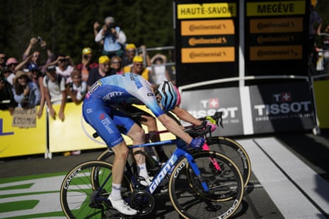 Nicholas Schultz (front) and Magnus Cort sprint to cross the finish of the tenth stage.