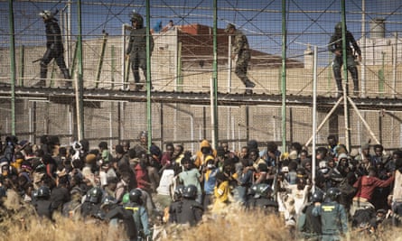 La policía antidisturbios acordonó una zona después de que los inmigrantes cruzaran las vallas que separan el enclave español de Melilla de Marruecos el 24 de junio.