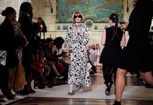 Anna Wintour walks through a crowd
