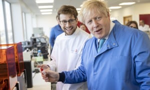 Boris Johnson visita un laboratorio en Bedford a principios de marzo