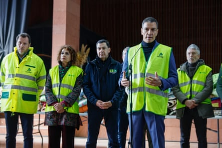 Pedro Sánchez delivers a speech in front of four other people